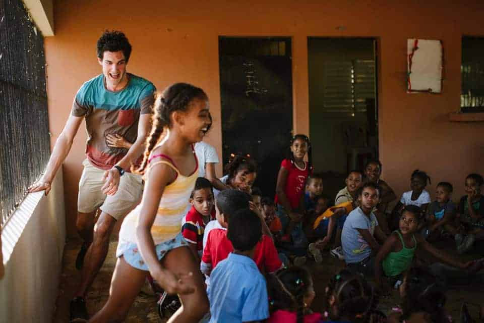 teamazing-erlebnisbuilding-bernd-stadlober-kinder-Dominikanische-Republik-Abfangen-spielen