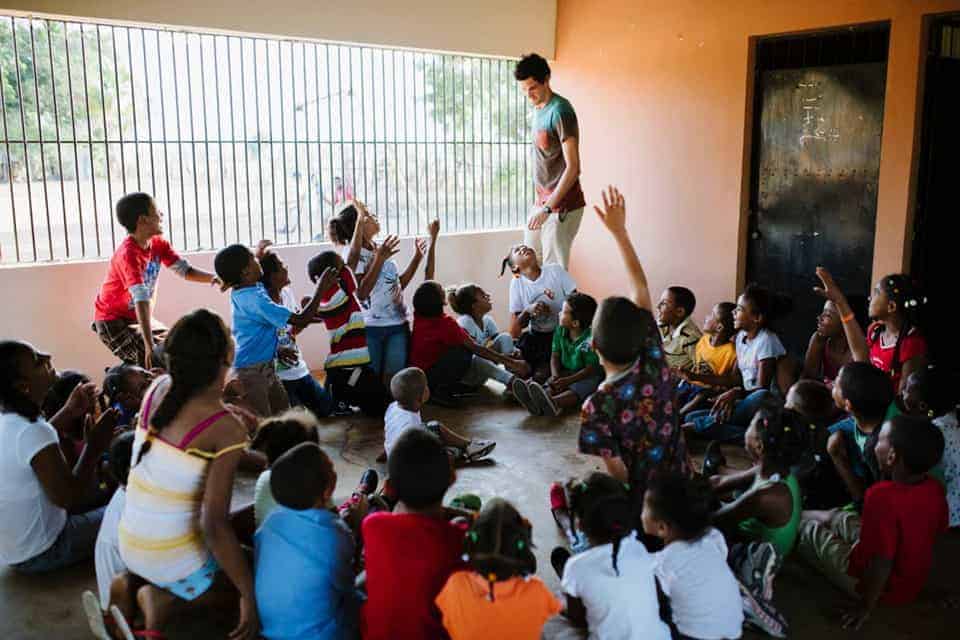 teamazing-erlebnisbuilding-bernd-stadlober-kinder-Dominikanische-Republik-abzählen