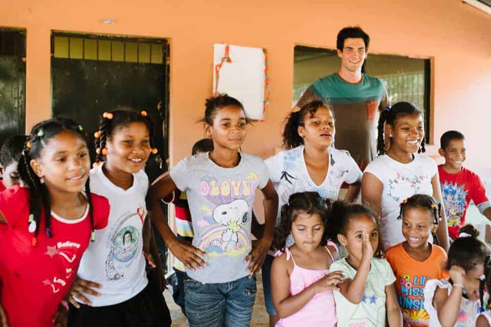 teamazing-erlebnisbuilding-bernd-stadlober-kinder-Dominikanische-Republik-gruppenfoto