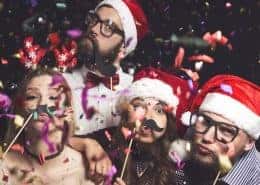 4 Mitarbeiter haben bei Fotobox auf der Weihnachtsfeier Spaß