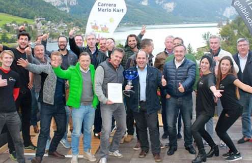 Teamfoto vor dem Grundlsee Seeblickhotel mit Lagermax Salzburg beim Teambuilding Event