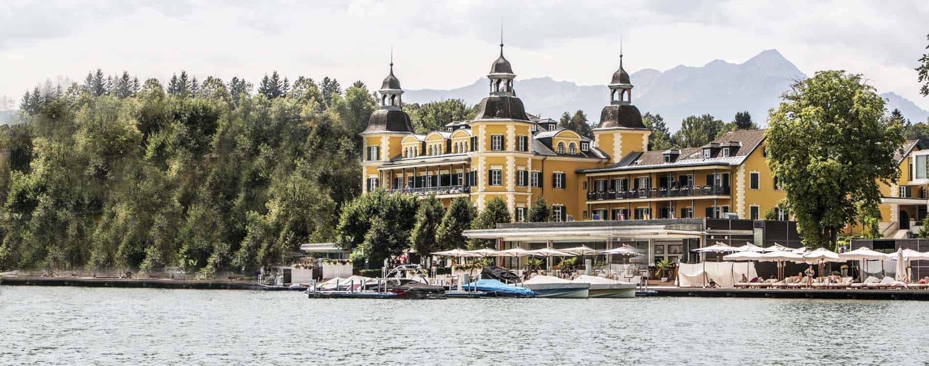 Betriebsausflug Kärnten: Team am Wörthersee-Ufer in Velden