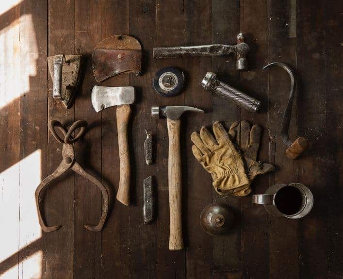 Werkzeuge die symbolisch Werkzeuge des Zeitmanagement darstellen