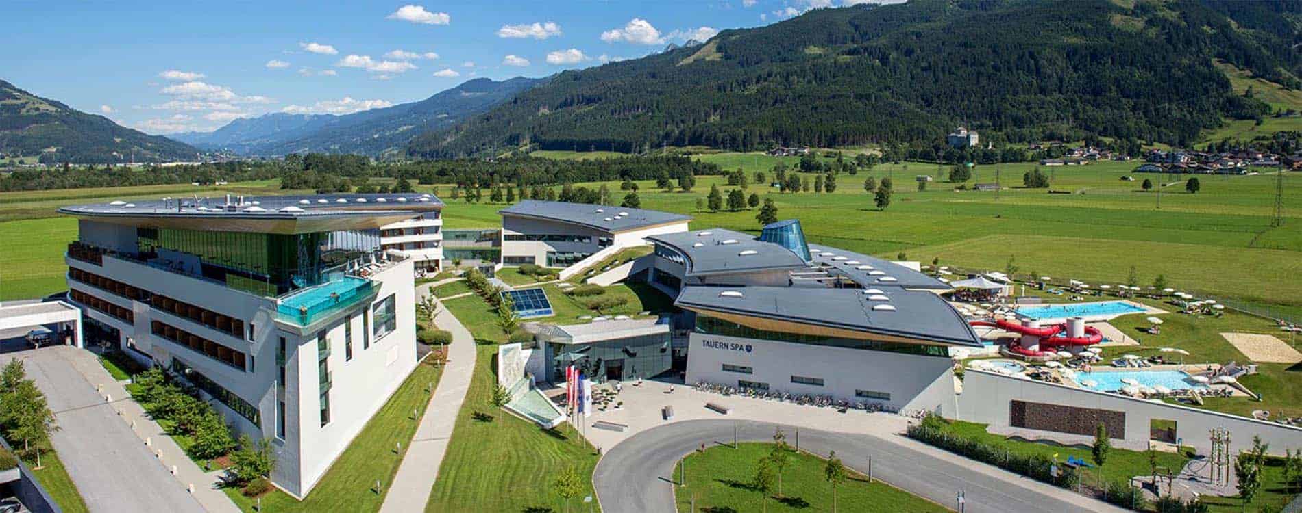 Betriebsausflug Salzburg: Team beim Firmenausflug mit Bergpanorama im Salzburger Land