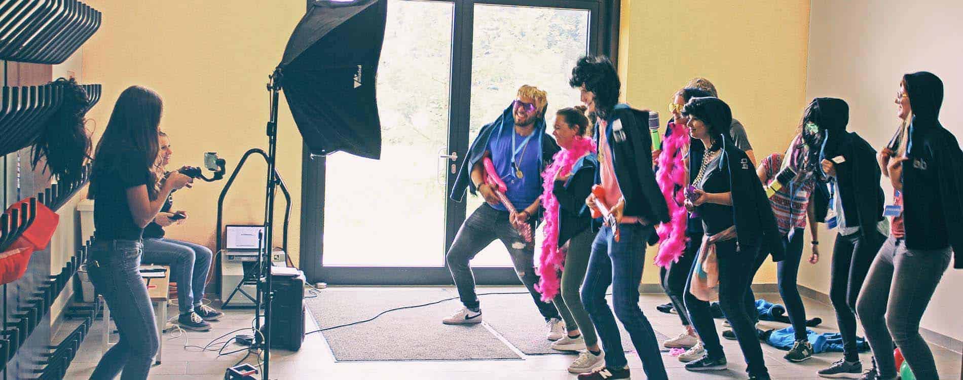 Team tanzt vor laufender Kamera für Musikvideo
