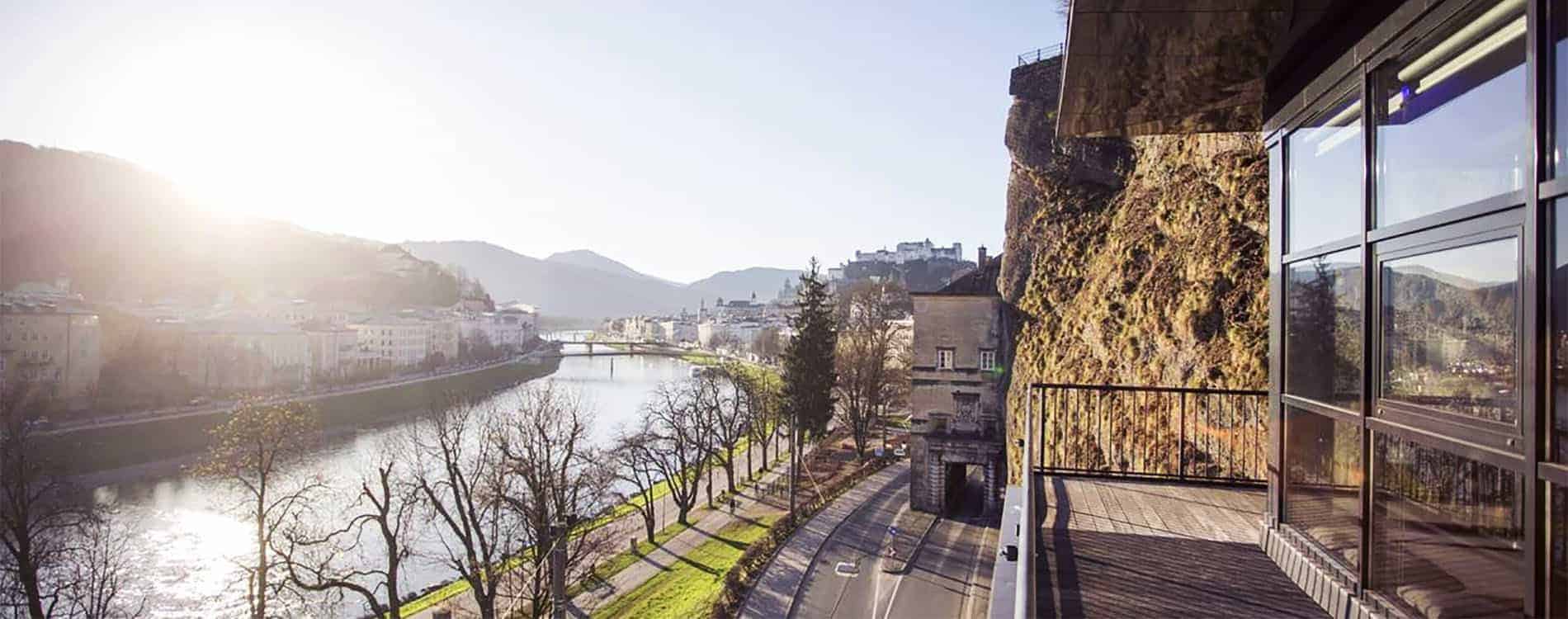 Teambuilding in Salzburg: Team beim Firmenevent im Loft mit Blick auf die Stadt