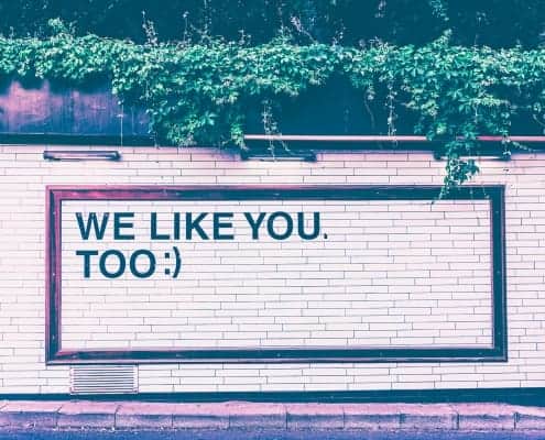 Wand mit Aufschrift "We like you too" als Symbol für gutes Feedback / Mitarbeitergespräche