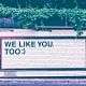 Wand mit Aufschrift "We like you too" als Symbol für gutes Feedback / Mitarbeitergespräche