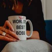 Frau mit "Worlds best Boss" Tasse in der Hand