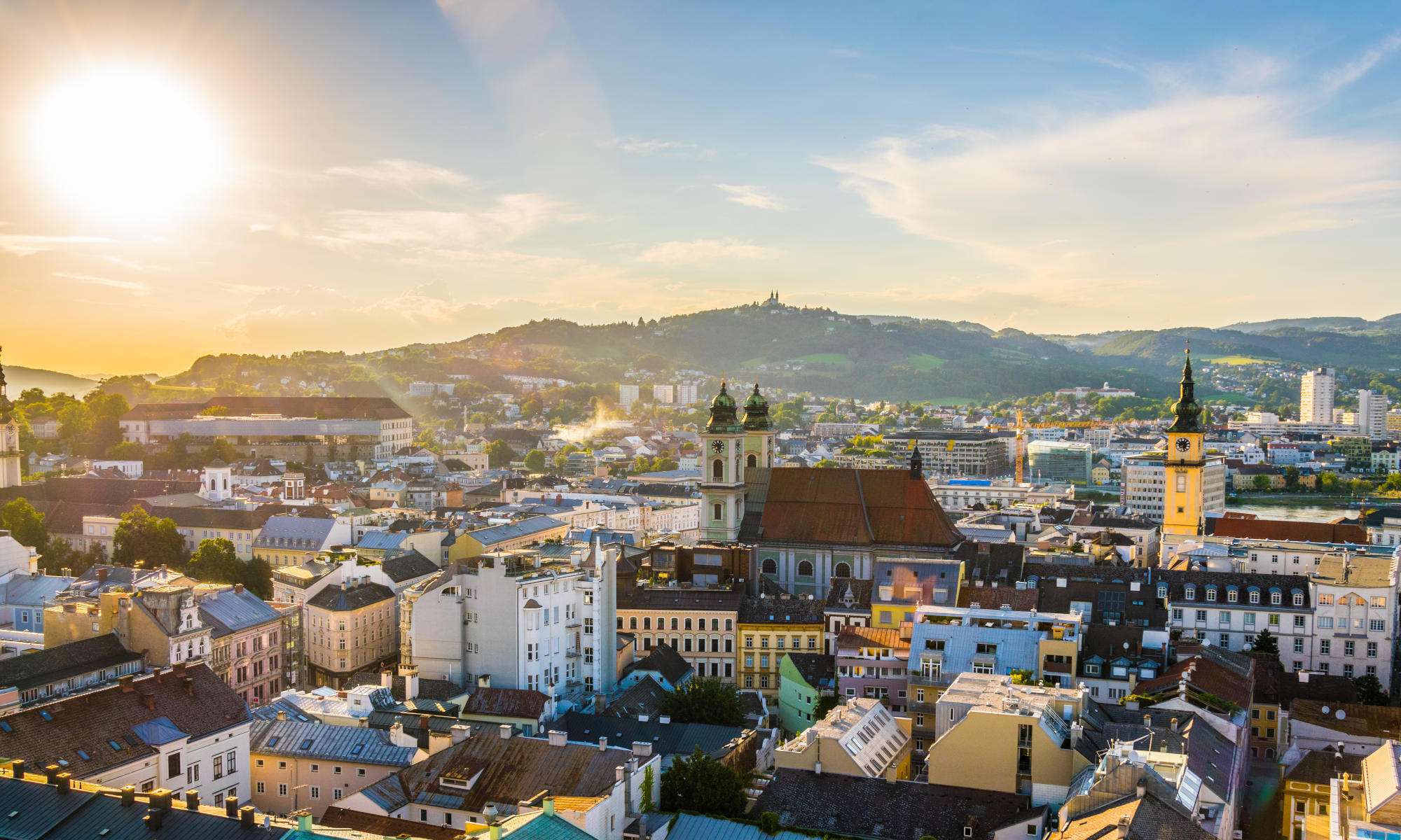 Teambuilding Linz: Team beim Firmenevent mit Blick auf die Linzer Donaulände