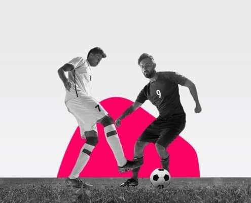 Zwei Fußballspieler, die zusammenarbeiten als Beispiel für Teamentwicklung