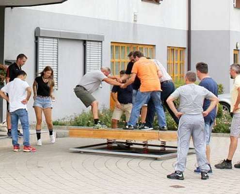 Team spielt gemeinsam Maze Race