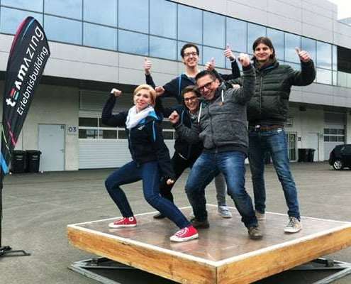 Glückliche Gruppe feiert Erfolg auf Maze Race