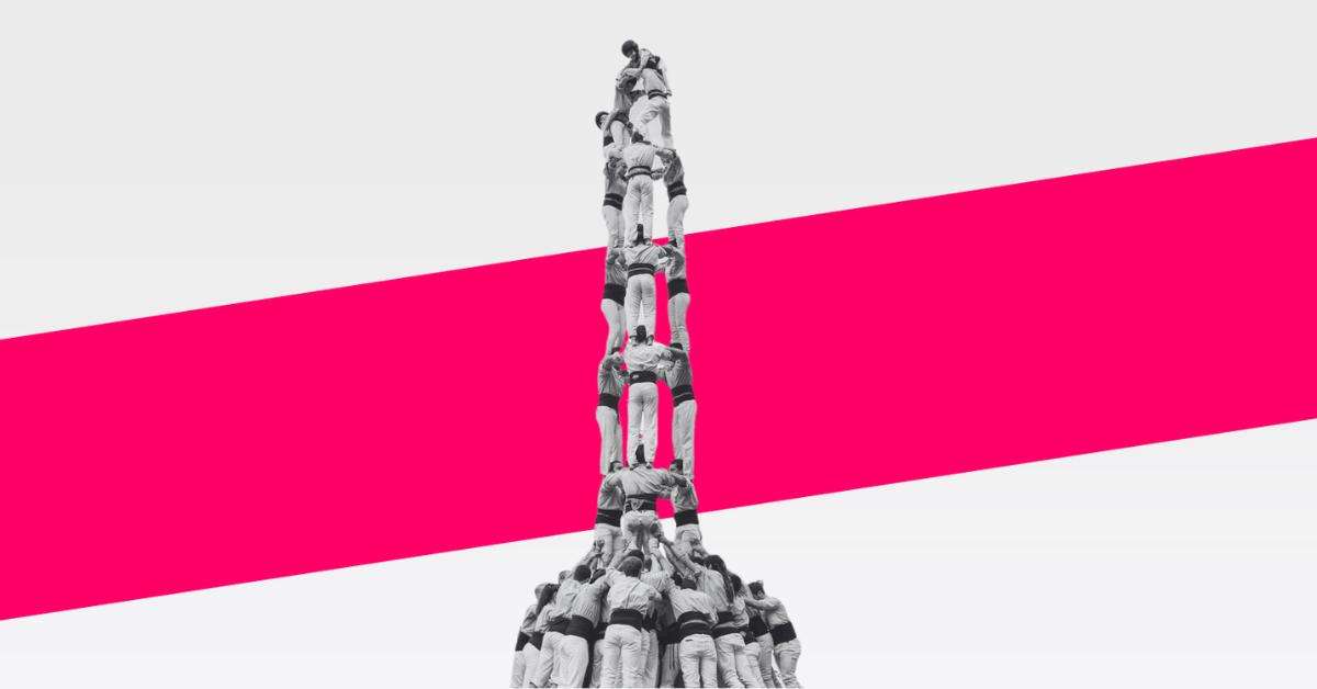 menschliche pyramide als symbol für teambuilding spiele